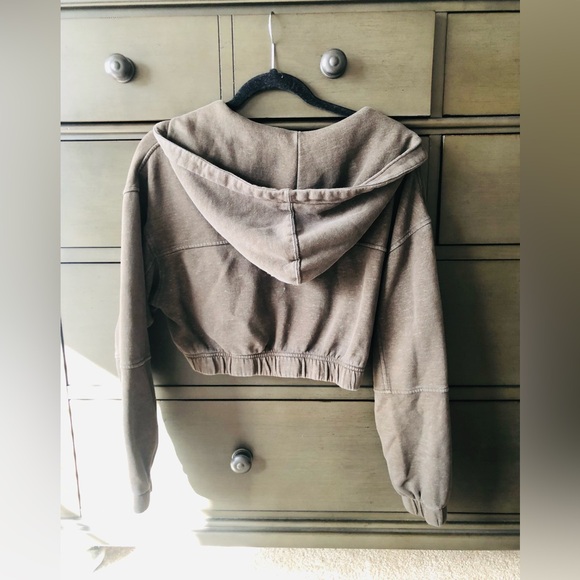 UO Zip Up🖤🤍 - Picture 5 of 5